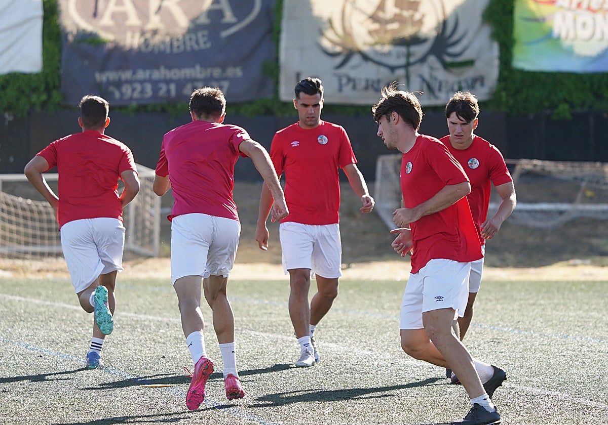 Dani Hernández, entre varios compañeros en el entrenamiento del lunes en el Tori.