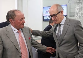 Javier Iglesias presidente de la diputación saluda Eustaquio Andrés fundador del grupo.