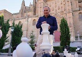 El Maestro Amador González frente a la Catedral Nueva.