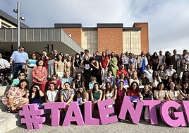 En la imagen de arriba, las alumnas más destacadas de STEM Talent Girl del curso pasado, mientras que abajo se puede ver a jóvenes y niñas realizando actividades prácticas desarrolladas en el programa.