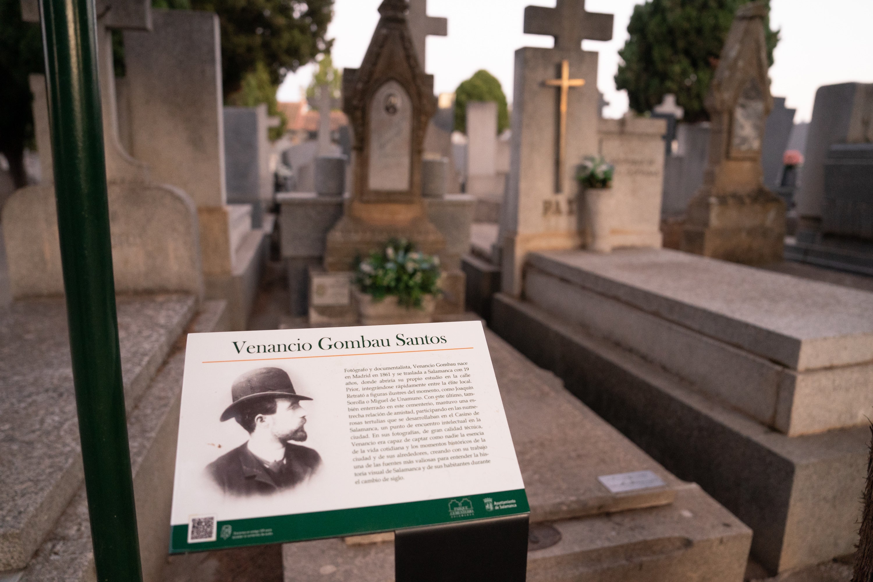 Imagen secundaria 2 - 1) El médico y ministro con la República Filiberto tiene una historia curiosa. Cuidó de los pobres y en agradecimiento siempre reposa sobre su tumba un clave rojo y fresco. 2) El recorrido por el cementerio pasa por la zona infantil, creada entre los años 1918 y 1920 en un espacio destacado para honrar la memoria de estos pequeños que fallecían a tan temprana edad. 3) También es parada obligatoria la tumba de Venancio Gombau, fotógrafo español de finales del siglo XIX que legó una gran colección fotográfica de Salamanca.