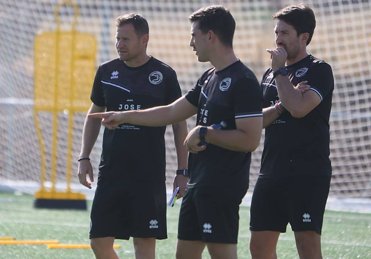Mario Simón (izquierda), junto a sus dos asistentes Borja Gómez (centro) y Ángel David Fernández-Hijicos (derecha).