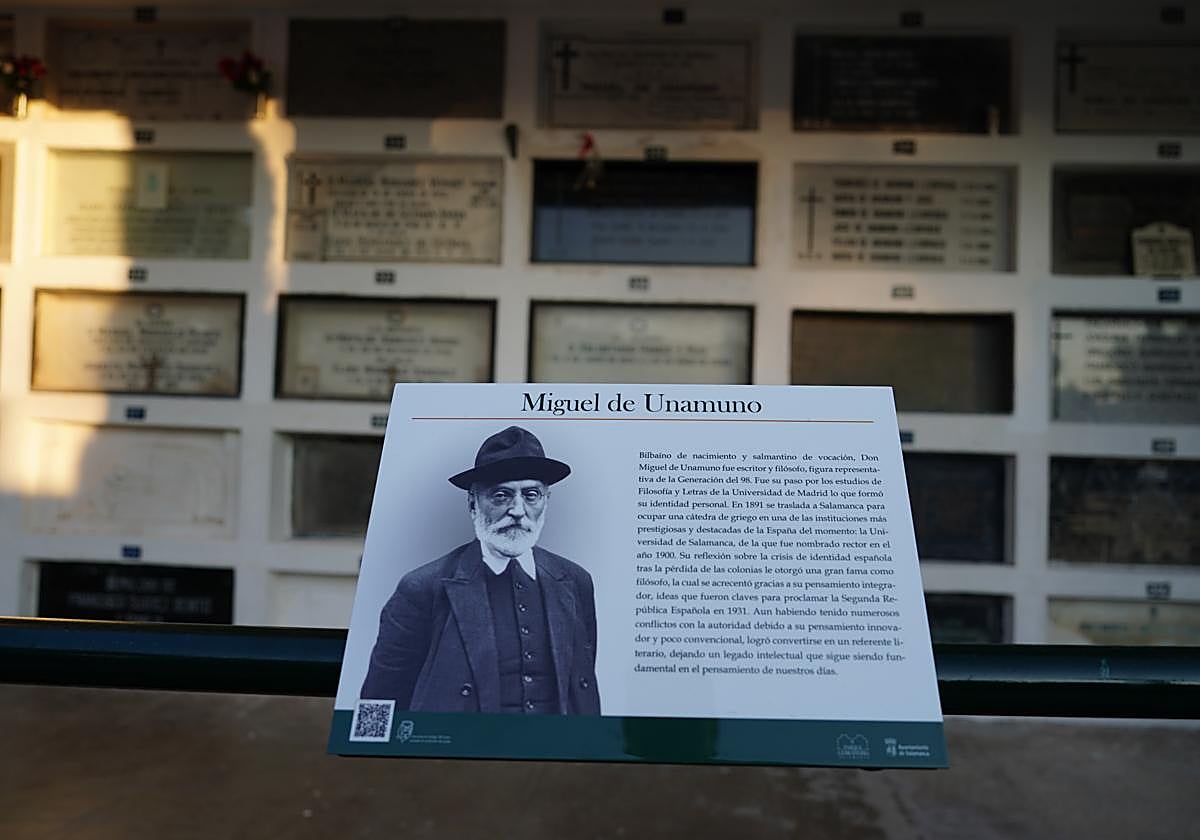 Cartel informativo junto a la tumba del rector de la Universidad, Miguel de Unamuno.