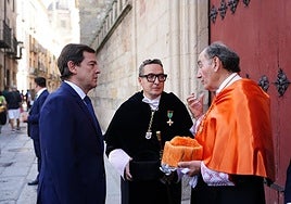 Alfonso Fernández Mañueco, Juan Manuel Corchado e Ignacio Galán, a las puertas del edificio histórico de la Universidad