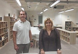 El alcalde, Enrique García, y la concejala de Educación, Soraya San Juan.