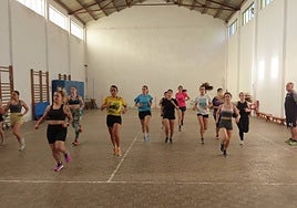 Personas entrenando en el pabellón del Polideportivo de Peñaranda de Bracamonte.