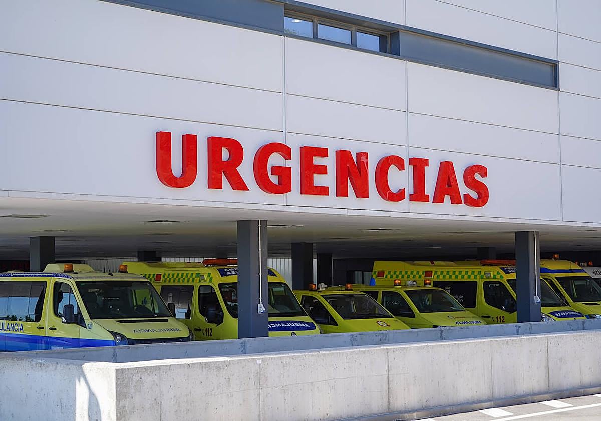Imagen de varias ambulancias aparcadas en el Hospital de Salamanca.
