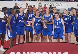 Las jugadoras del Perfumerías Avenida, con el trofeo.