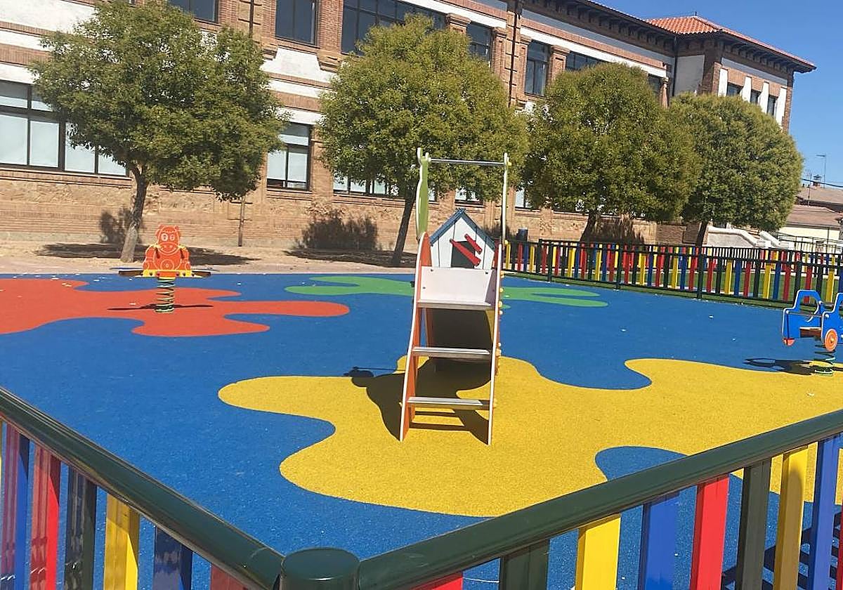 Nueva zona de recreo en el patio del colegio.