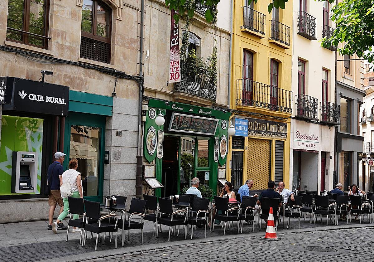 Rótulos, en la calle Juan del Rey, frente a la plaza del Corrillo.