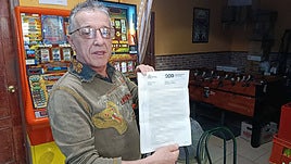 José Vicente Ortiz muestra la denuncia de la perdida de la lotería.