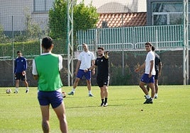 El entrenador del Salamanca UDS da instrucciones a sus jugadores durante la sesión.