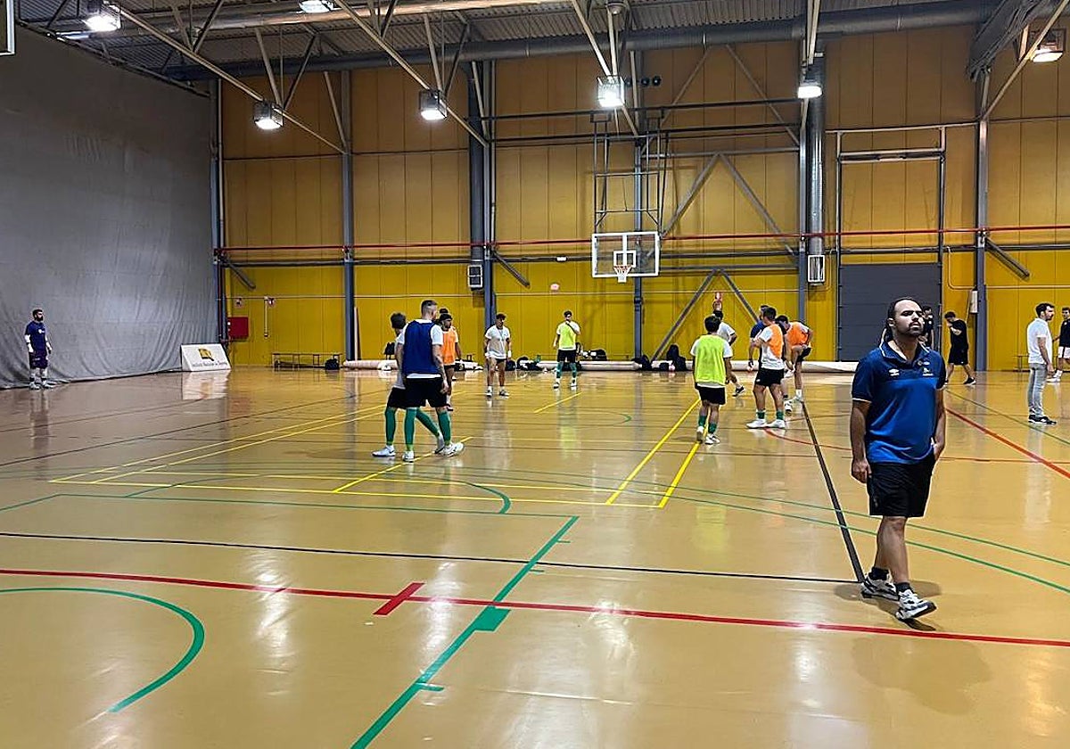 El Albense realiza los ejercicios de calentamiento antes de afrontar la cita de Copa del Rey ante el Colegio Cardenal Spinola Chamartín.