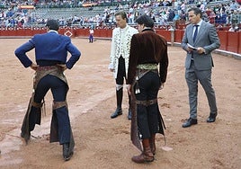 Los rejoneadores, comprobando el estado del ruedo tras el aguacero que cayó en el cuarto toro.