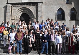 Imagen de las autoridades y los fieles presentes en la concentración celebrada en la Plaza Mayor de Béjar para evitar el traslado del sacerdote Félix Pérez.