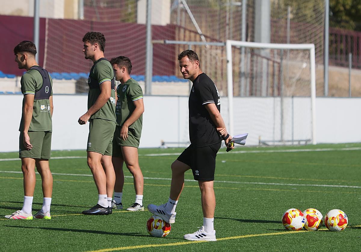 El entrenador de Unionistas, Mario Simón, observa a sus jugadores, durante una sesión de entrenamiento en el anexo al Reina Sofía.
