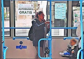 Una mujer, junto a un cartel, en el Día Sin Coche de 2023.