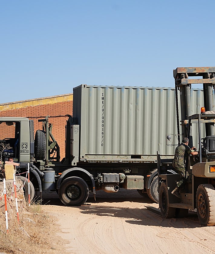 Imagen secundaria 2 - 1 - Varios militares trabajan en el campo de maniobras de Los Montalvos. 2 - Gómez Gámez, dentro de una de las excavadoras. 3 - Maquinaria pesada, en el campo de maniobras.
