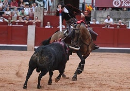 Espectacular imagen de Diego Ventura a lomos de Bronce, clavando cara a cara una banderilla.