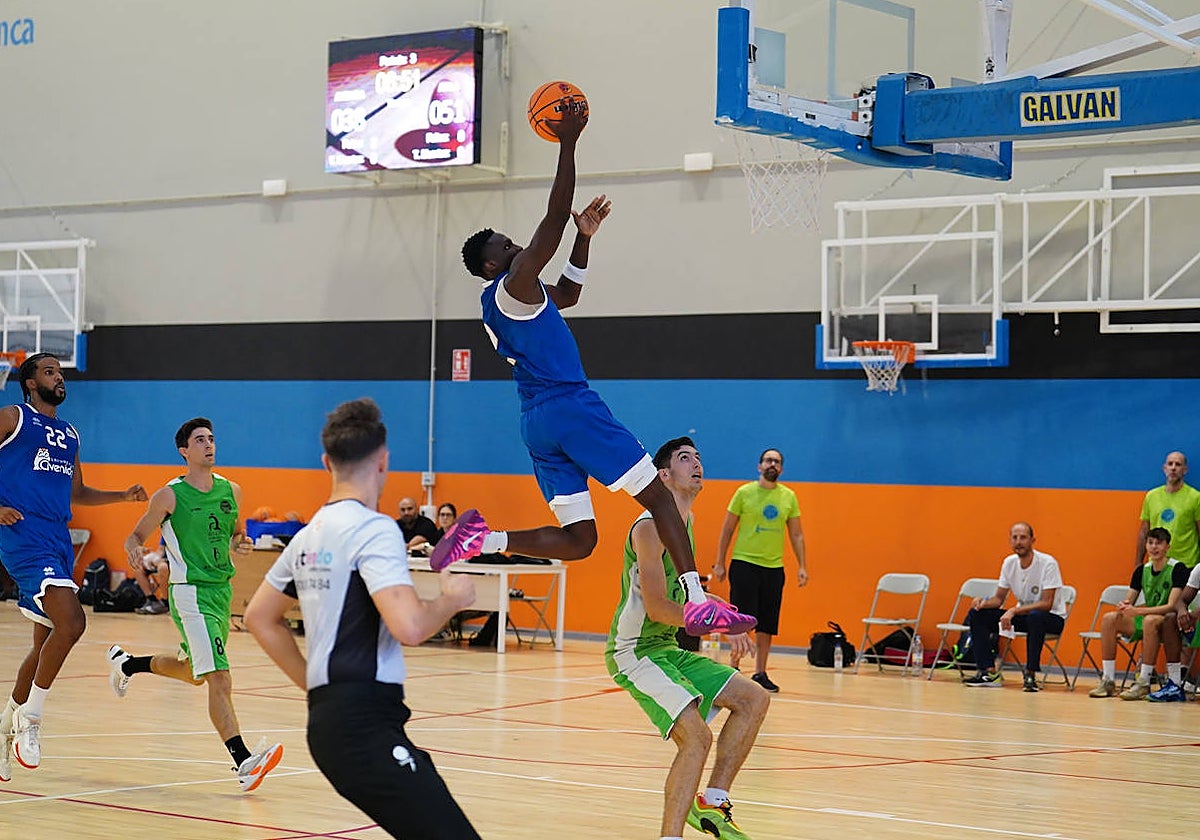 Entrada a canasta de un jugador del equipo salmantino.