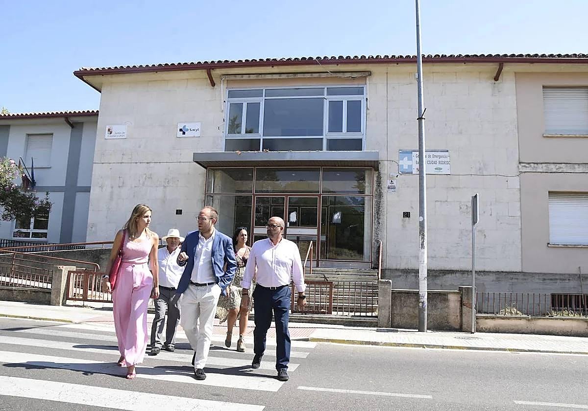 La directora de Acción Exterior, Irene Muñoz Vicente, junto al alcalde, Marcos Iglesias, durante su visita.