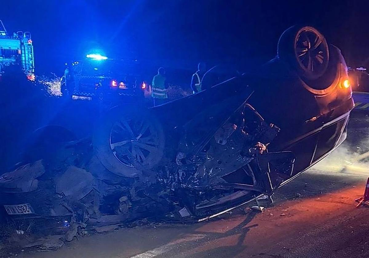 Imagen del coche volcado.