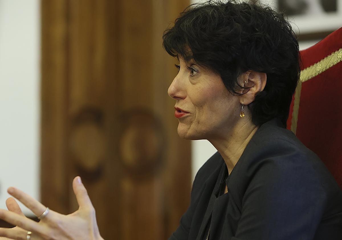 La ministra de Inclusión, Seguridad Social y Migraciones, Elma Saiz, durante la entrevista, en la sede de la Subdelegación del Gobierno.