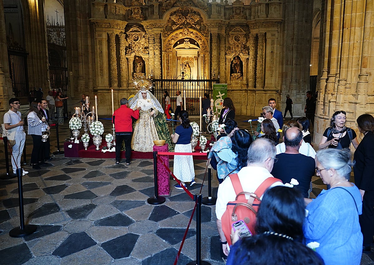 Imagen secundaria 1 - La Esperanza, reina de la Catedral durante 48 horas
