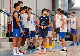 La plantilla del Perfumerías Avenida Xoborg se ejercita una sesión de entrenamiento.