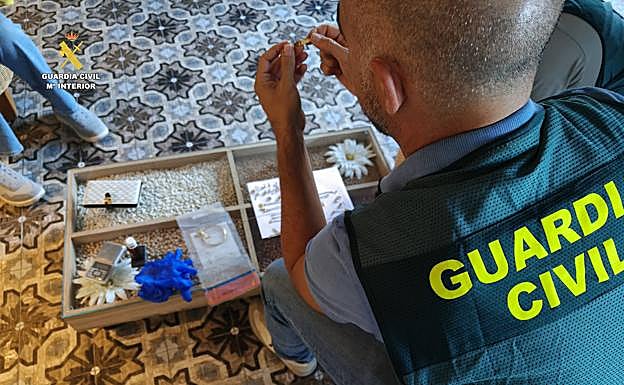 Un agente de la Guardia Civil de Salamanca, con algunas de los objetos robados por los ladrones.