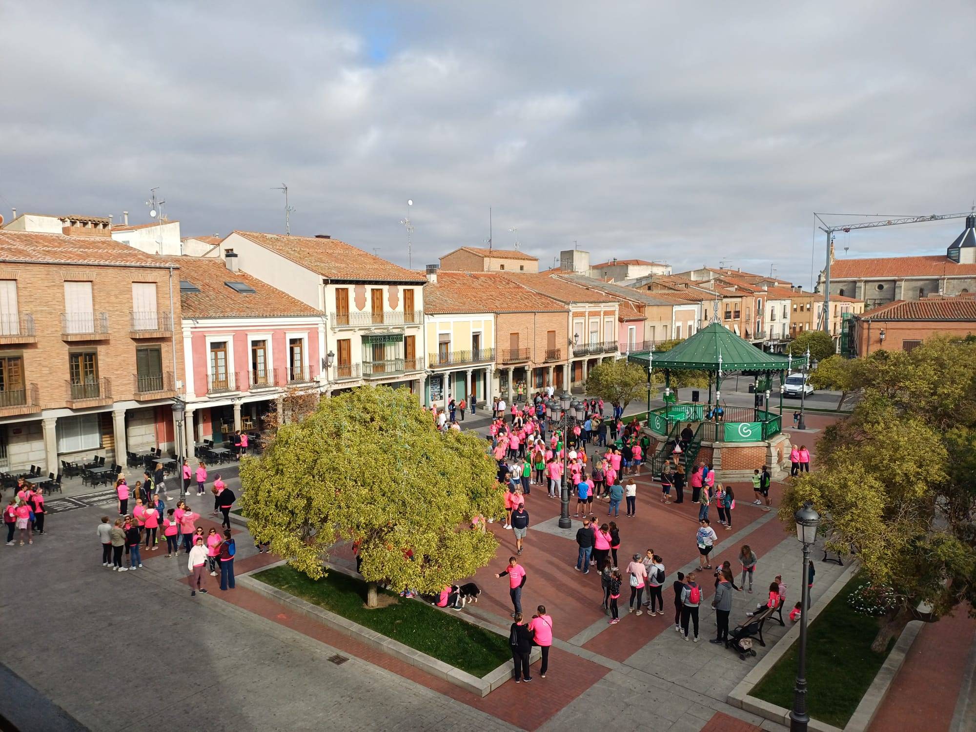 Peñaranda se tiñe de rosa en apoyo a la lucha contra el cáncer