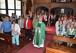 Los presentes cantaron la Salve a la Virgen del Castañar en la misa