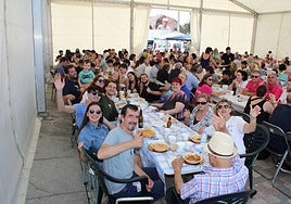 La carpa se llenó de comensales para disfrutar de la comida.
