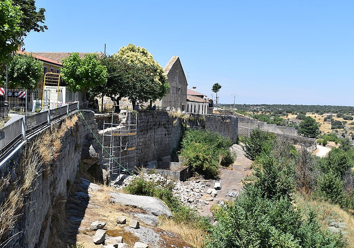 Obras en los dos tramos de la muralla de Ledesma que se están restaurando en la actualidad.