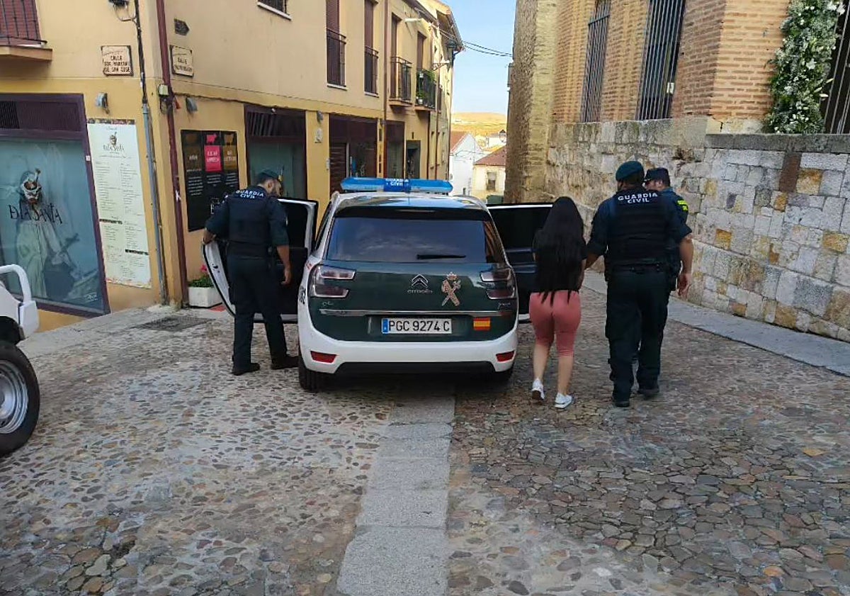 Imagen principal - Imágenes de los detenidos y más objetivos intervenidos por la Guardia Civil.