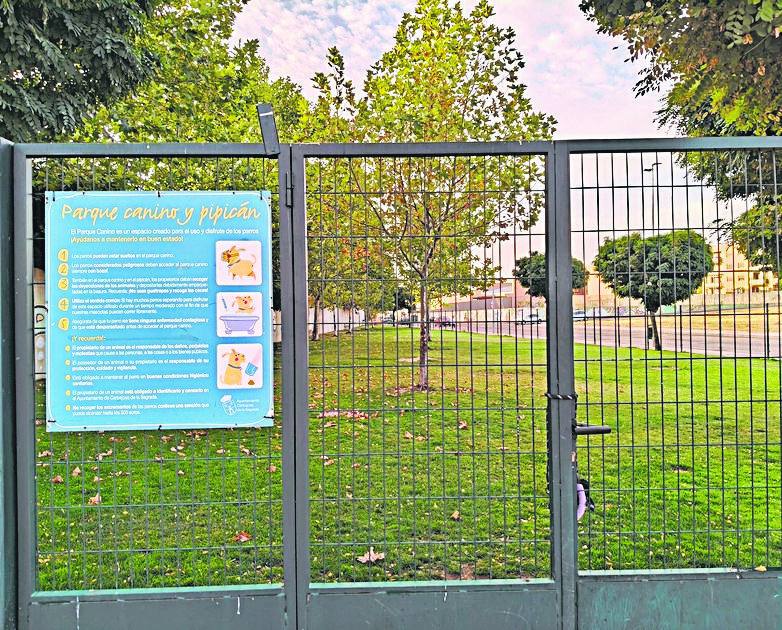 Entrada del espacio para perros en la calle Juan Valdés Leal.