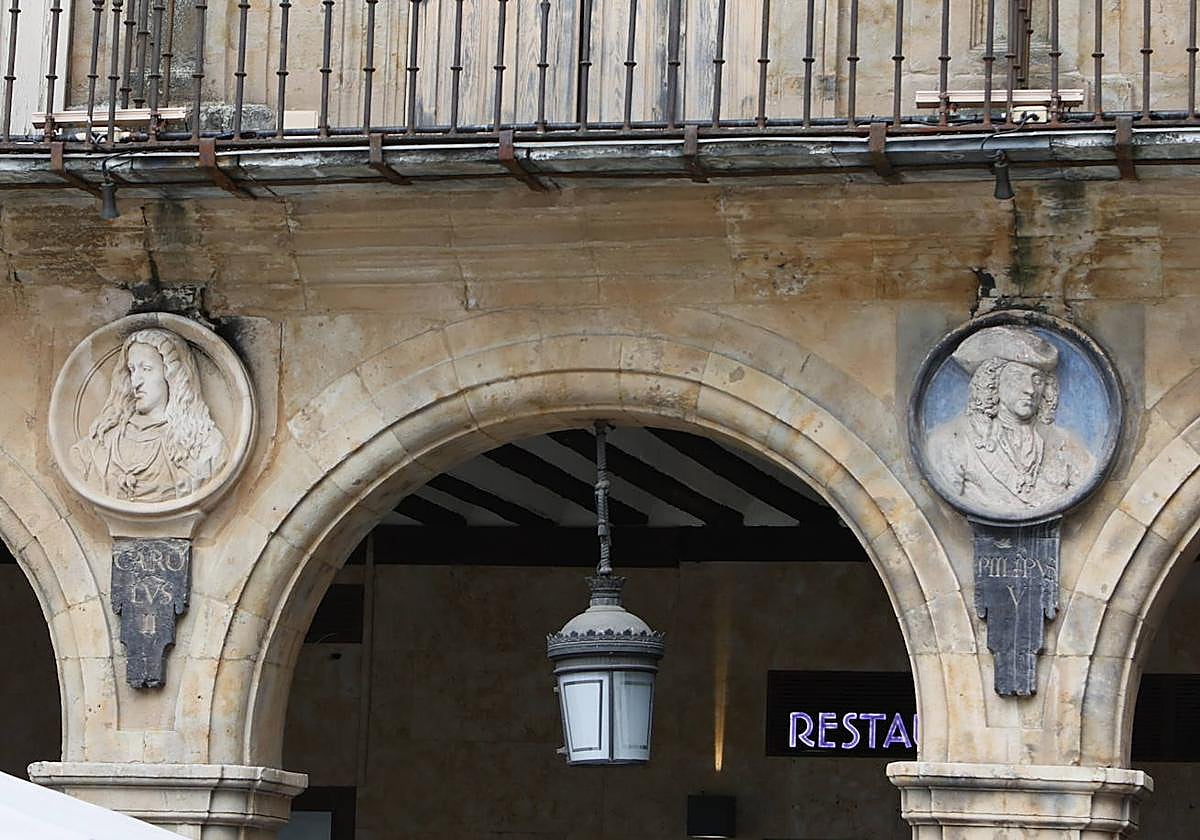 Manchas de humedad sobre el medallón de Felipe V.