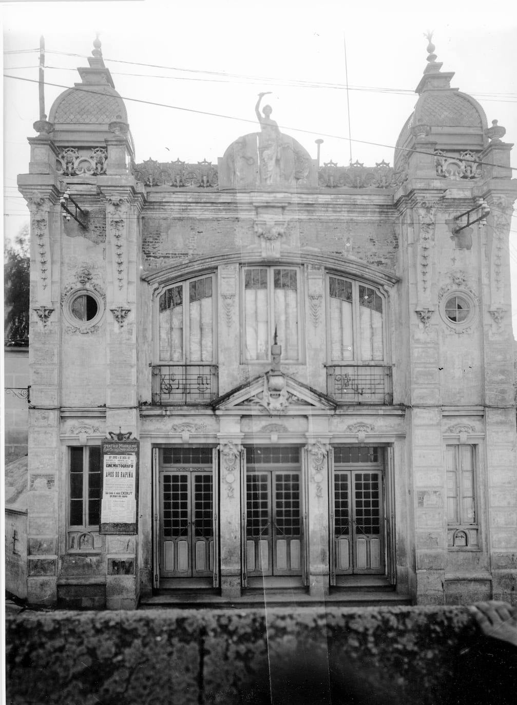 Imagen secundaria 2 - Dos imágenes del desaparecido inmueble, el teatro con más solera de Salamanca. La vieja fachada en 1994 y, abajo a la izquierda, ya reformado y cerrado definitivamente en 2006. En la tercera imagen, la fachada del Teatro Moderno, capturada por Venancio Gombau.