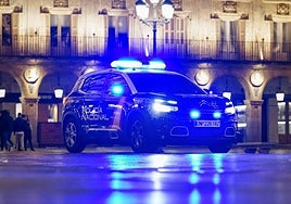 Un coche de la Policía Nacional de Salamanca, patrullando por la Plaza Mayor.