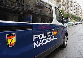 Un furgón de la Policía Nacional, circulando por la capital.