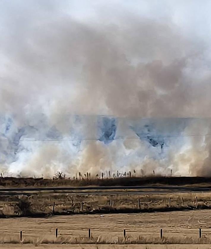 Imagen secundaria 2 - Imágenes del humo generado por el incendio.