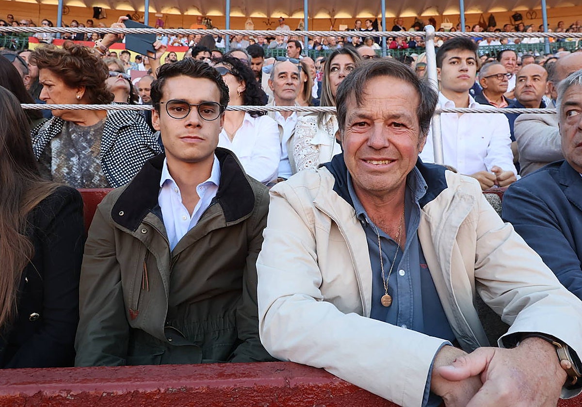 Justo Hernández, padre e hijo, en un burladero del callejón de La Glorieta.