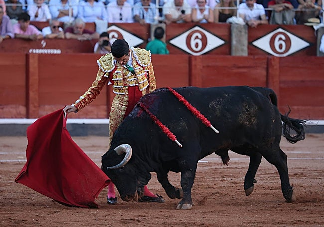 Natural con la mano derecha de Emilio de Justo ante la entregada embestida de Buenasuerte.