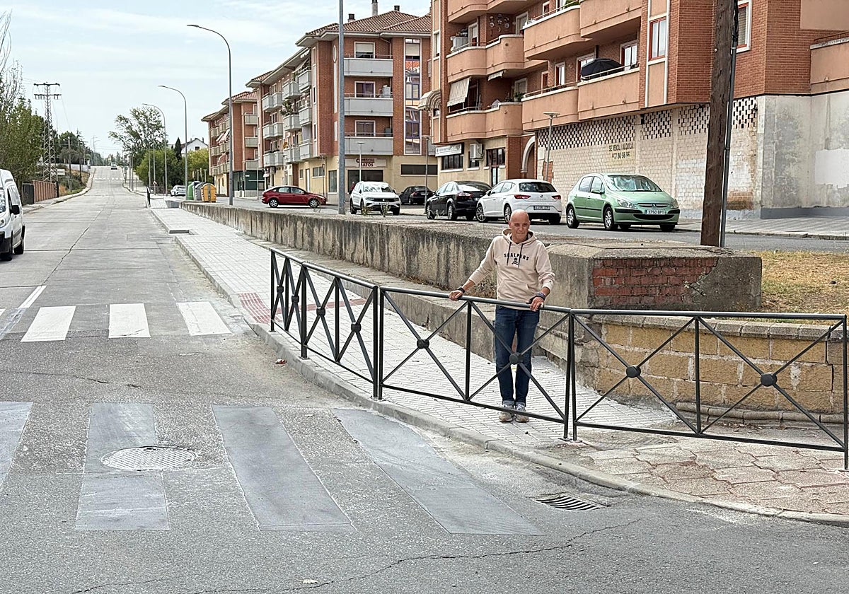 El concejal de Comercio, Juan Carlos Bueno, durante sus visita a las obras.