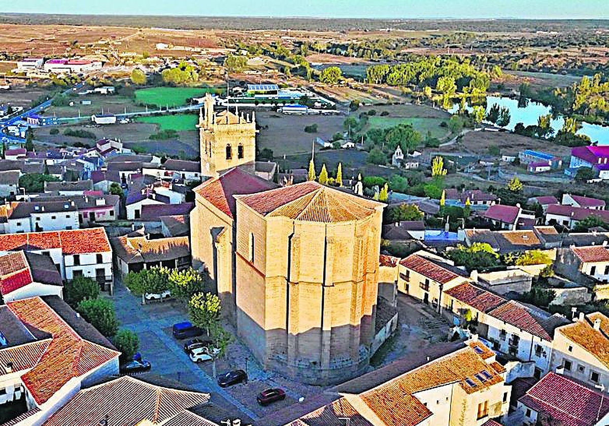 Vista aérea de la iglesia de Santa María la Mayor de Ledesma.