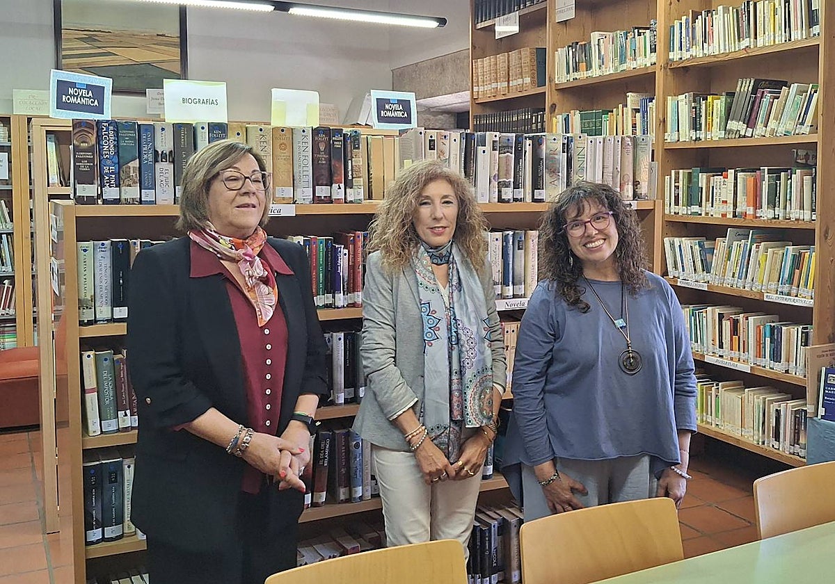 Rosa Pereña, directora Biblioteca; Belén Barco, delegada de Cultura y Rebeca Jerez, responsable Mirolibro.