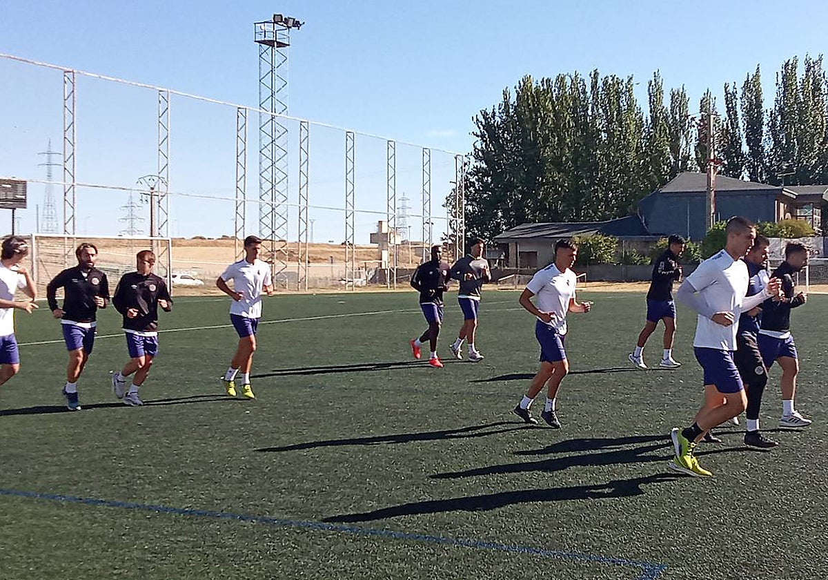 La plantilla del Salamanca UDS se ejercita ayer en El Tori durante la primera sesión de la semana.