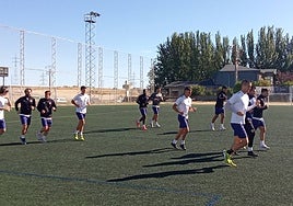 La plantilla del Salamanca UDS se ejercita ayer en El Tori durante la primera sesión de la semana.