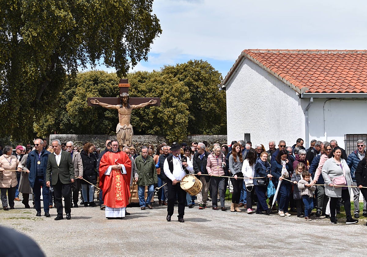 Una gran afluencia de peregrinos acude cada año a la romería para ver al Cristo de Cabrera en Las Veguillas.