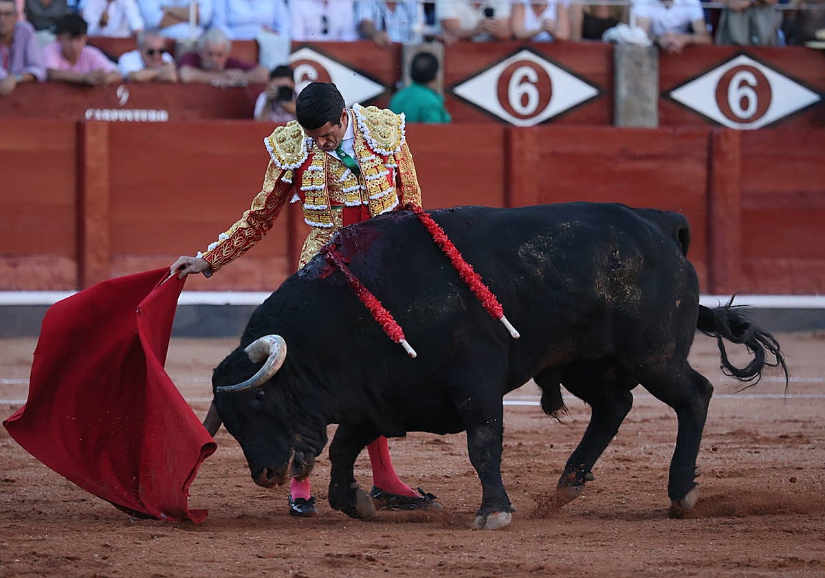 Imagen principal - Natural con la mano derecha de Emilio de Justo a Buenasuerte, Ismael Martín y Marco Pérez a hombros en La Glorieta en la corrida de toros del 19 de septiembre, en una jornada triunfal previa a la suspensión que tuvo lugar al día siguiente en el festejo de rejones en el que solo se pudieron lidiar cuatro toros antes de la tromba de agua que cayó sobre el coco charro.